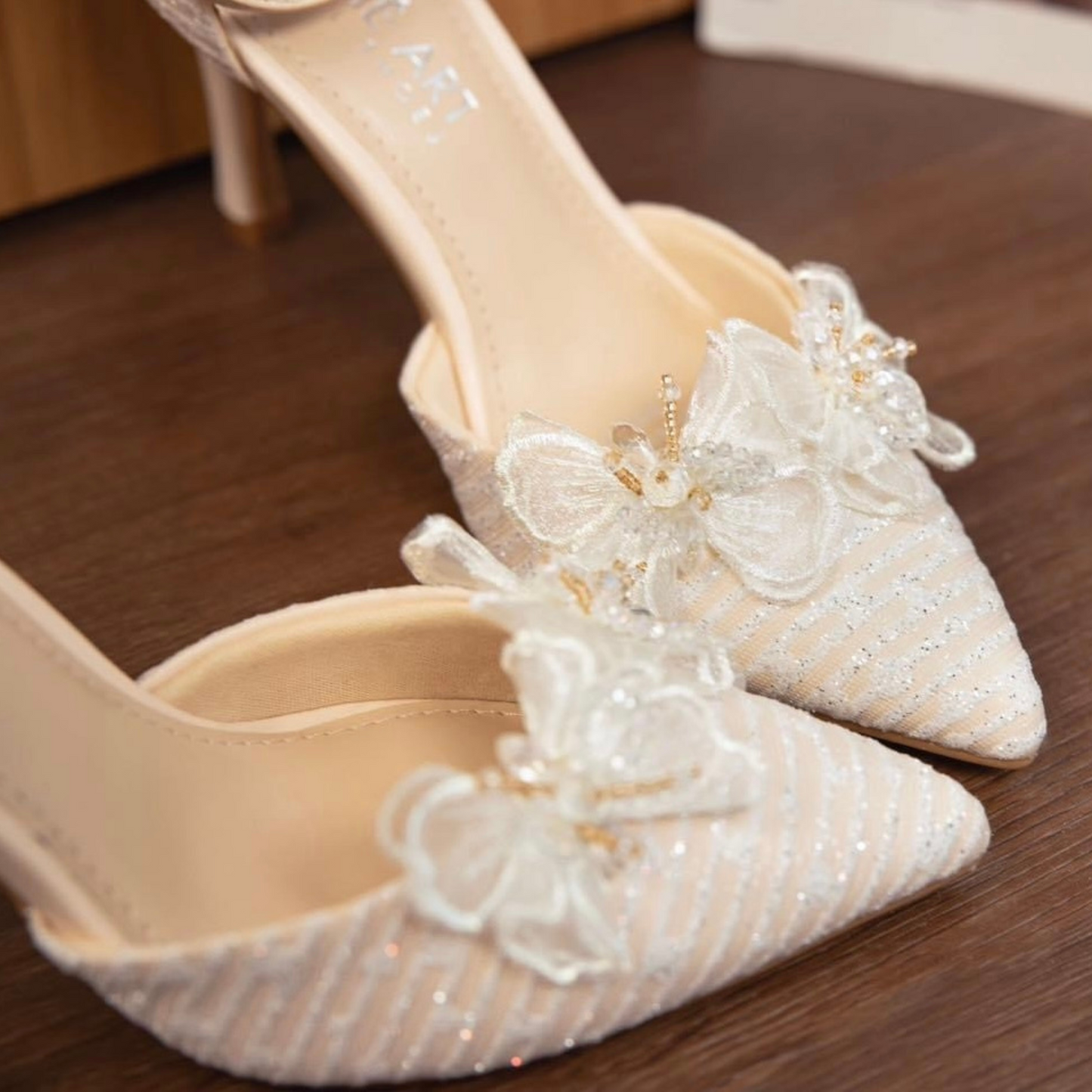 Handmade women lace pointed-toe pumps