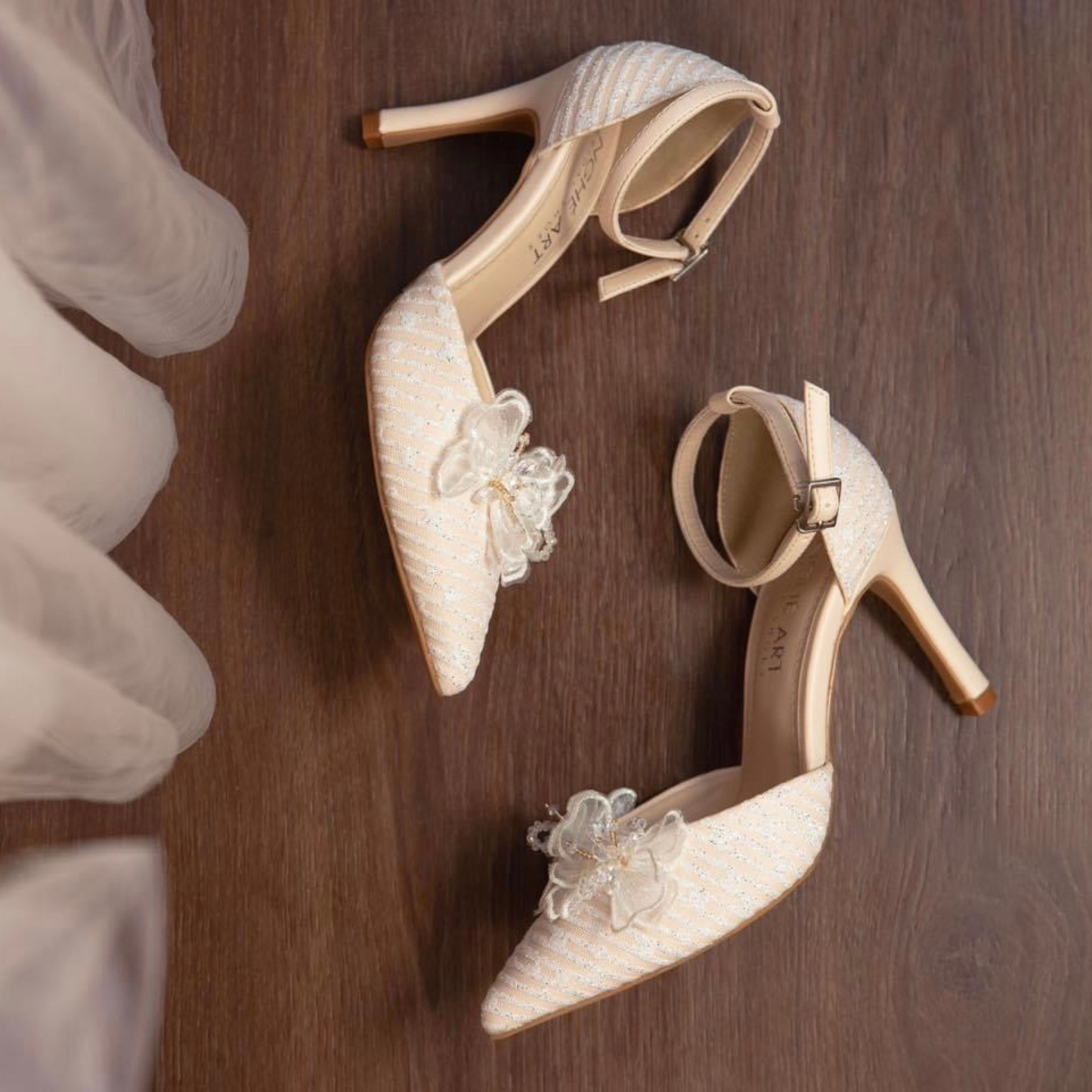 Handmade women lace pointed-toe pumps