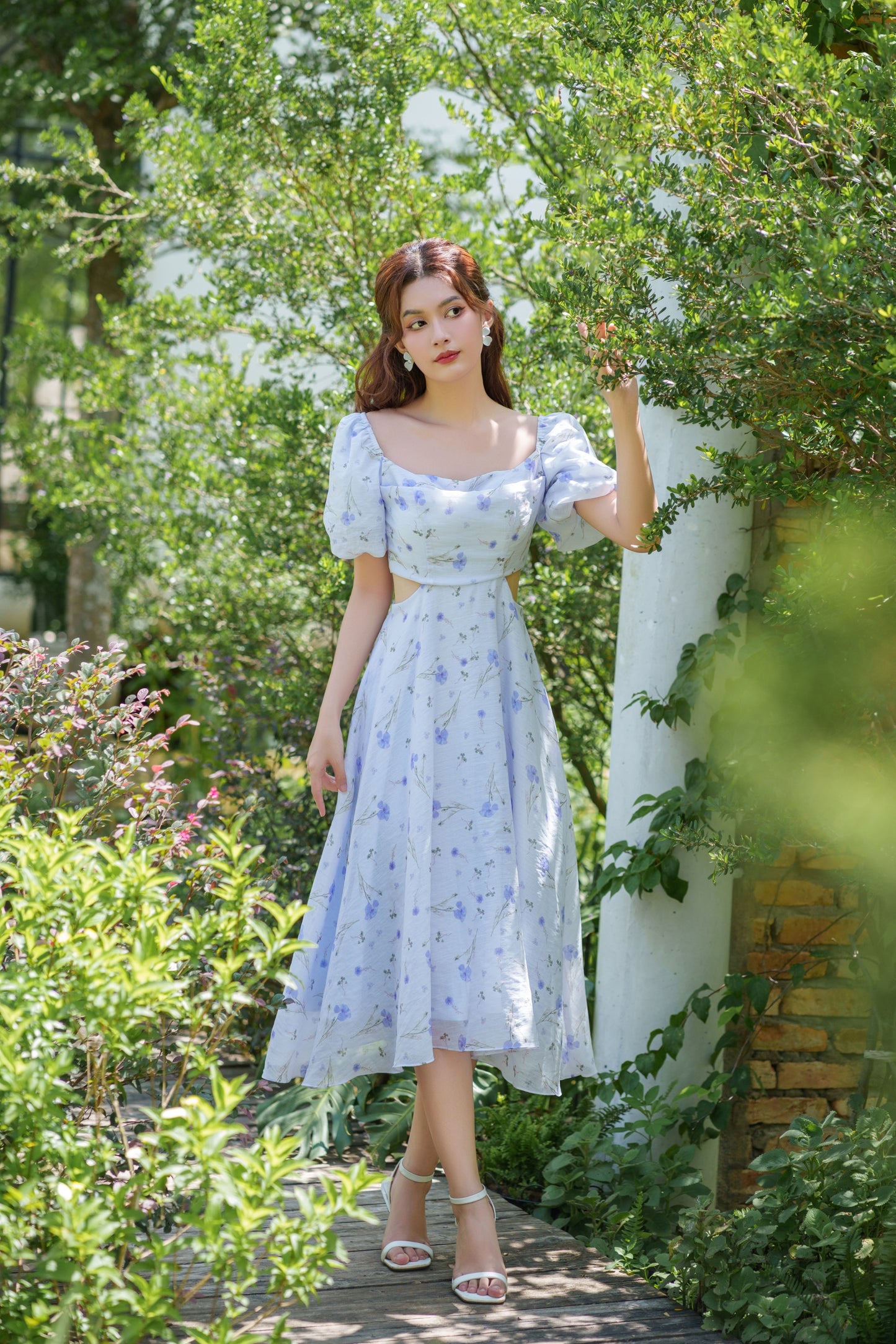 Sophie - elegant cutout blue floral midi dress